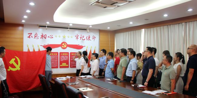 重温入党誓词。。。王威海  摄.jpg