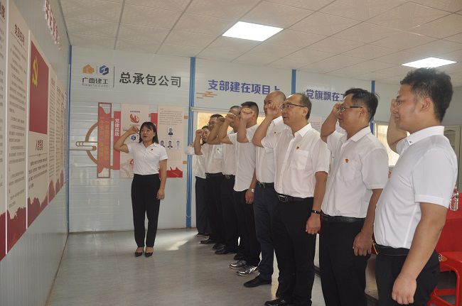 重温入党誓词。。王瑾贞 摄（修图）.jpg