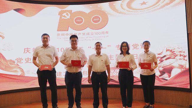 赠予政治生日贺卡合影。。。卢勤 摄（修图）.jpg