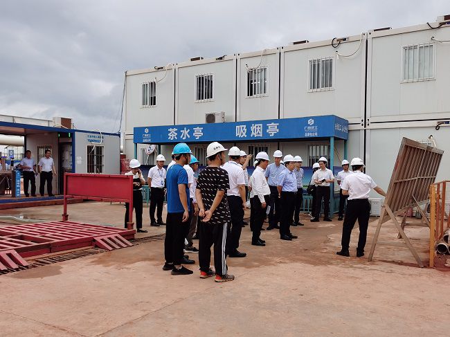 孙大光在听取项目情形汇报。。祁建强 摄（修图）.jpg