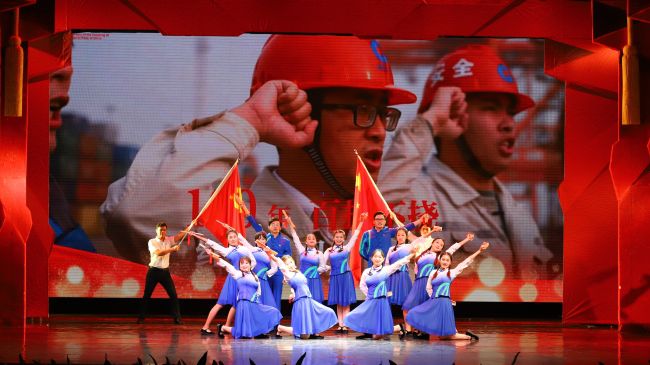 公司原创快板剧《红色精神来领航》。李立云 摄.jpg