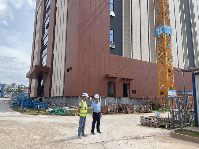 岑廷义询问项目情形 林子薇摄（修图）.jpg