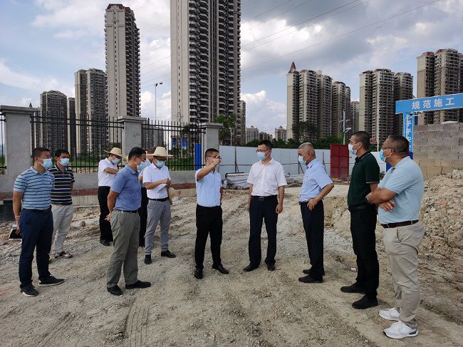 高鑫（右四）在项目现场。。翁职信 摄（修图）.jpg