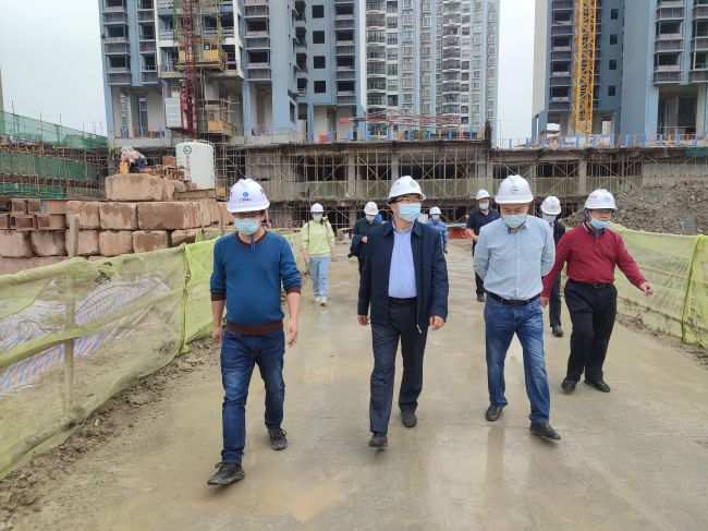 检查施工质量。。。梁观德 摄（修图）.jpg