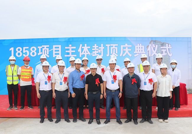 邓少新与在场职工合影留念。。。周煜川 摄（修图）.jpg