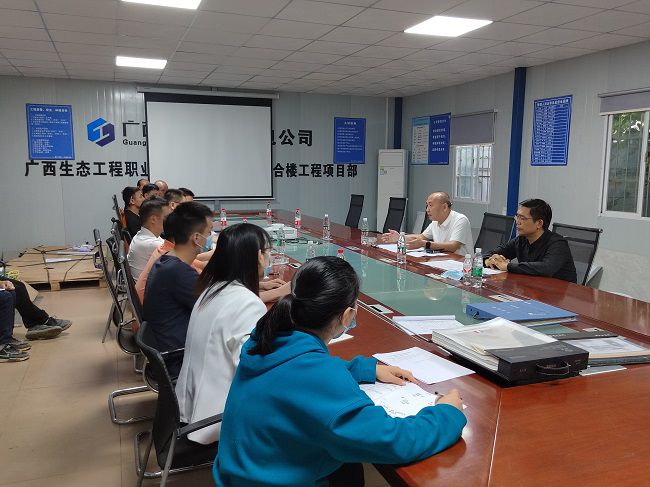 陆烜在项目指导事情。潘敏宽 摄（修图000）.jpg