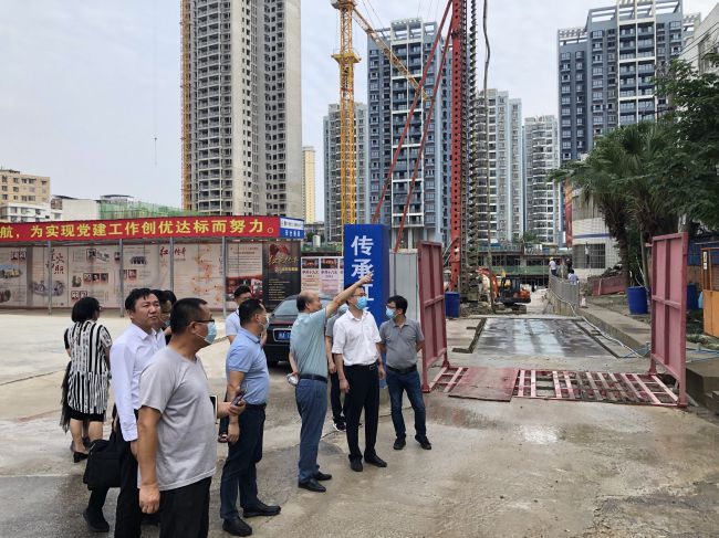 检查施工现场。。龚媚媚 摄（修图）.jpg