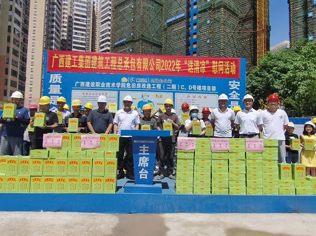 ”送清凉“慰问活动合影。潘文君 摄（修图）.jpg