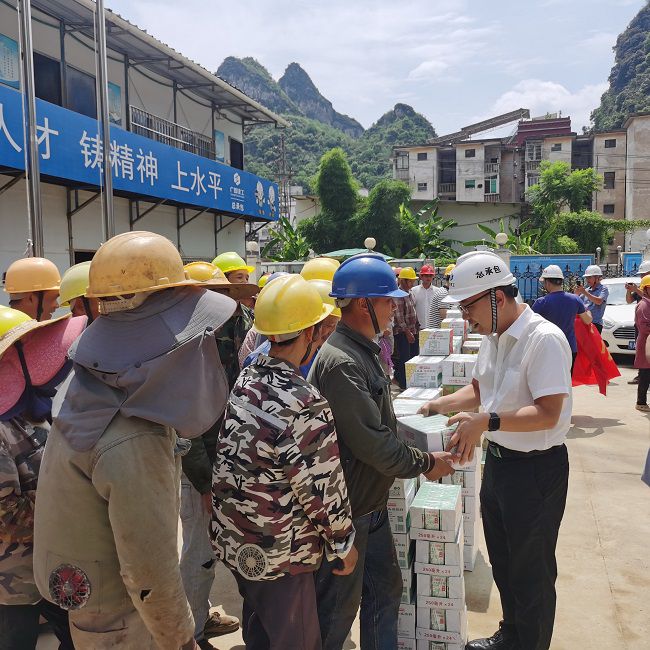 发放慰问品。陈享 摄（修图）.jpg