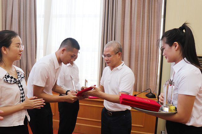 邓少新为获奖职工颁奖。周煜川 摄（修图）.jpg