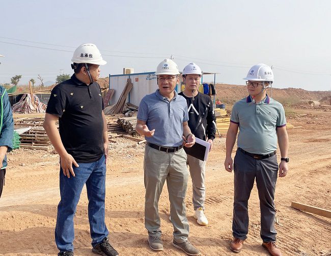 陆烜在现场指导事情。。。周煜川 摄（原00000图）.jpg