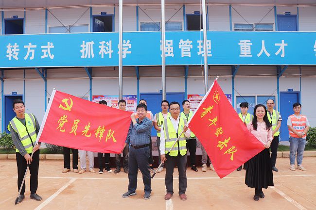 岑廷义和张力为党支部授旗。周煜川 摄（修图）.jpg