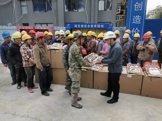 陆烜为农民工发放慰问品 原图00.jpg