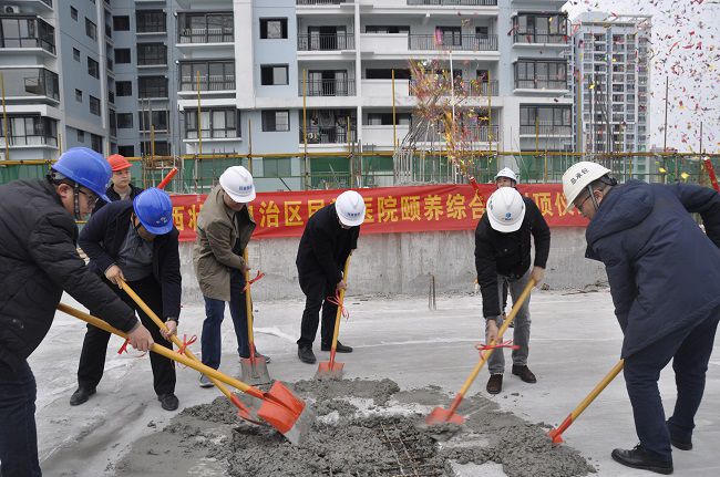 黎平山（右二）与现场嘉宾配合浇筑混凝土！！！。王瑾贞 摄（修图）.jpg