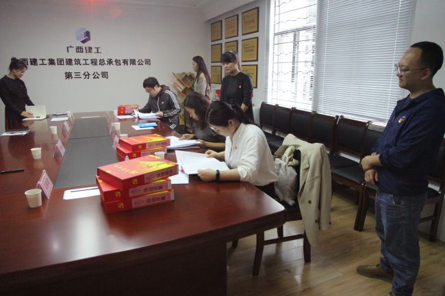 检查资料现场。梁红玉 摄（修图）.jpg