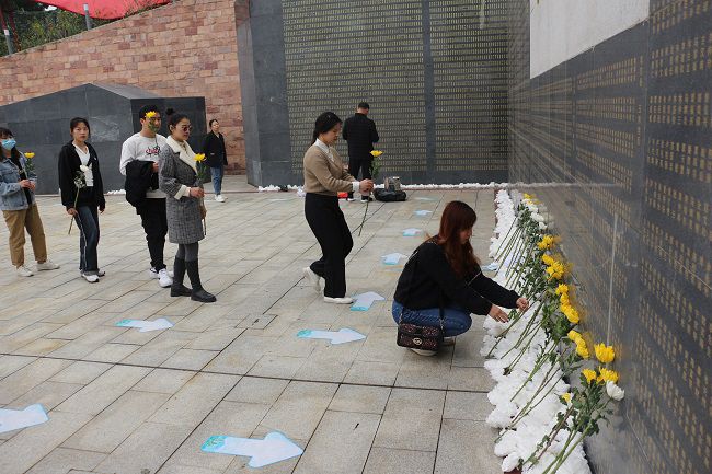 献花。张钊林  摄（修图）.jpg