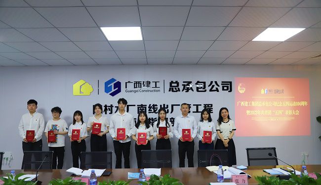 2优异共青团员颁奖。。林成斌 摄（原图） (2)000.jpg