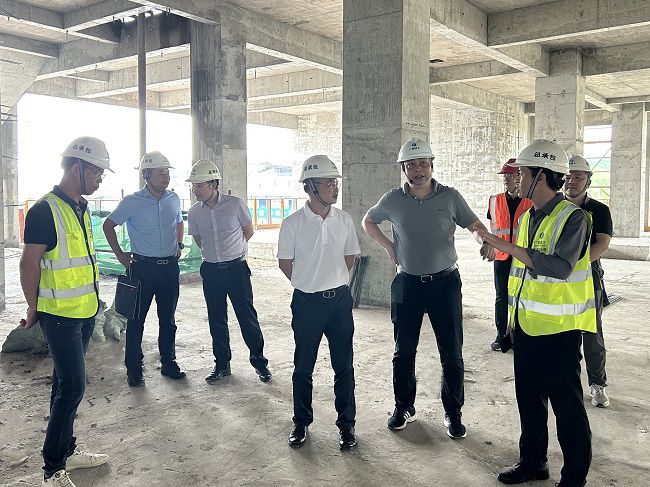 邓少新听取项目认真人做汇报。。。蔡怡灵 摄（原图00000000）.jpg