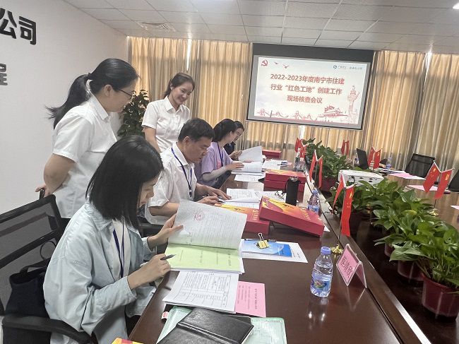 审查党建资料。卢丽君 摄（修图）.jpg