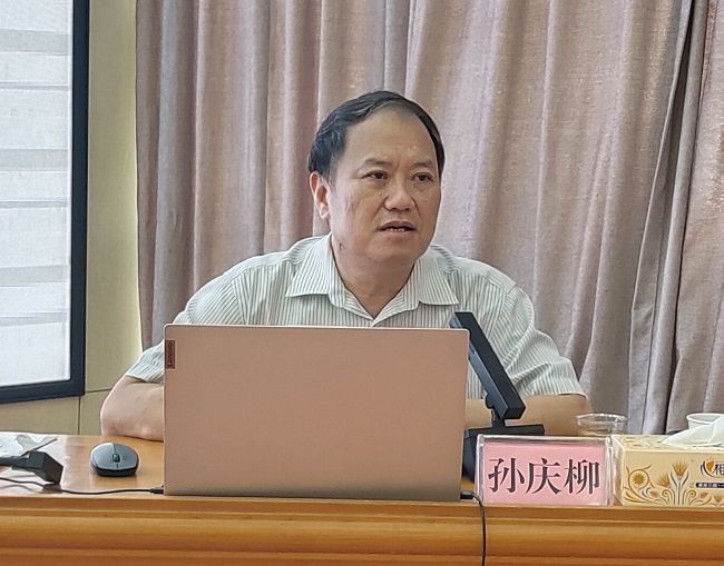 孙庆柳在授课；票ι 摄（修图）.jpg