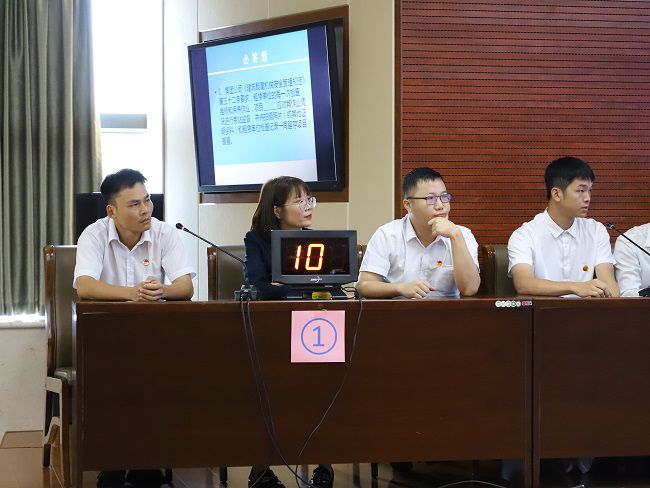 公司才赛步队冷静答题。。。李立云 摄（修图）.jpg