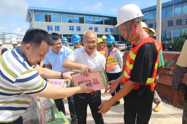 发放慰问品。。。梁红玉 摄（修图）.jpg