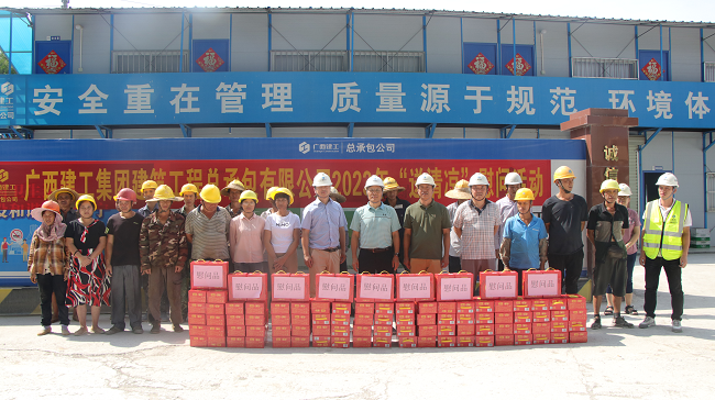 送清凉现场。蔡怡灵 摄（修图）.png