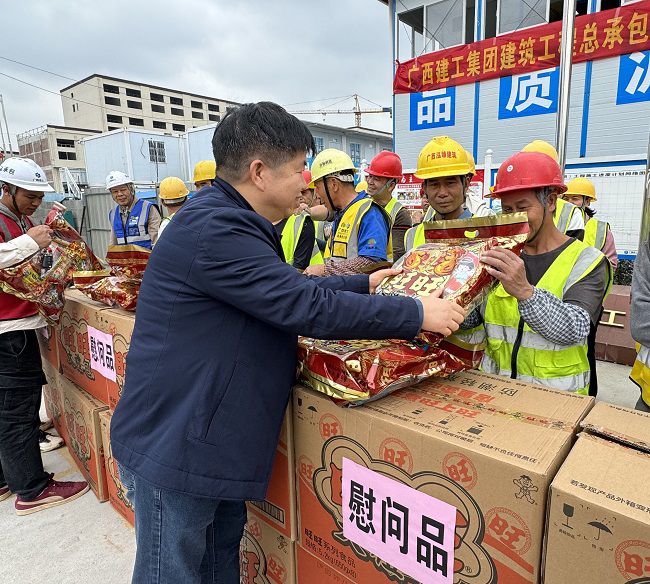 发放慰问品。韦艳雷 摄（修图）.jpg