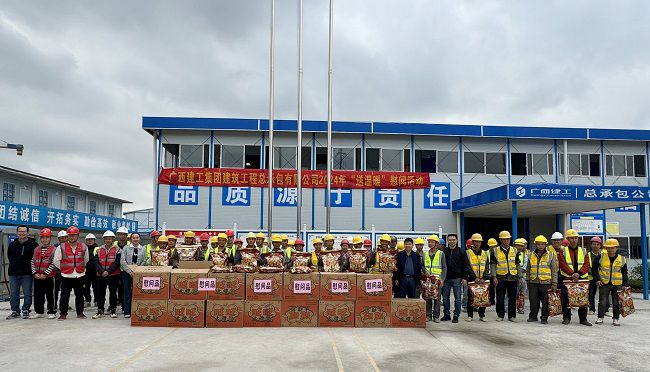 “送温暖”慰问活动合影。韦艳雷 摄（修图）.jpg