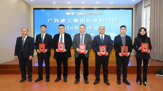 1.2陆烜为优异谋划治理者颁奖 修图.jpg