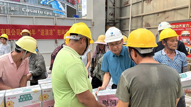 发放慰问品1。。容芝雅 摄（修图）.jpg