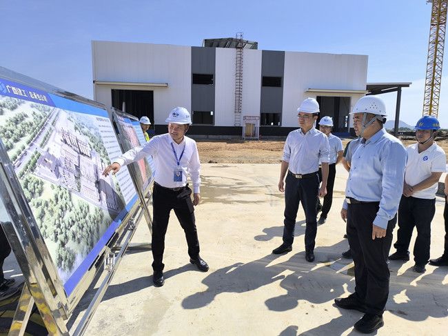 蓝海鹏在项目现场。。。江家兵摄（修图） (1).jpg