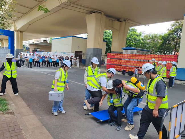 有限空间救援。陆振官 摄（修图）.jpg