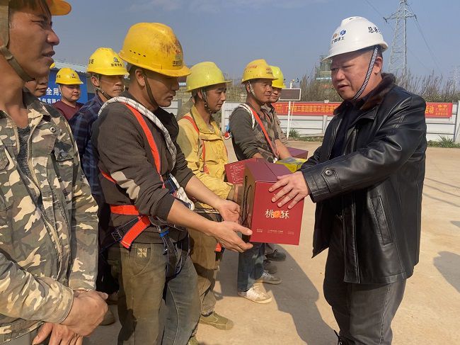 发放慰问品 修图.jpg