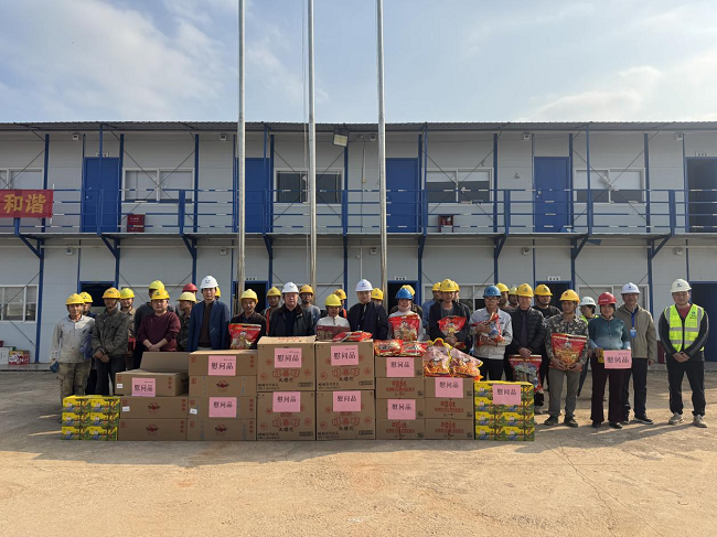 慰问合影 修图.png