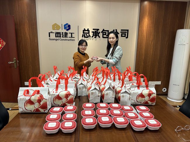 分发元宵现场 修图.jpg