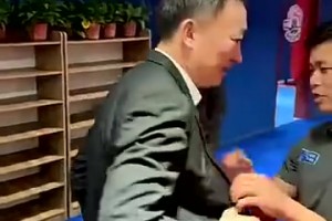 执教能力照旧厉害！青岛晋级，刘维伟赛后易服室被泼水庆祝！